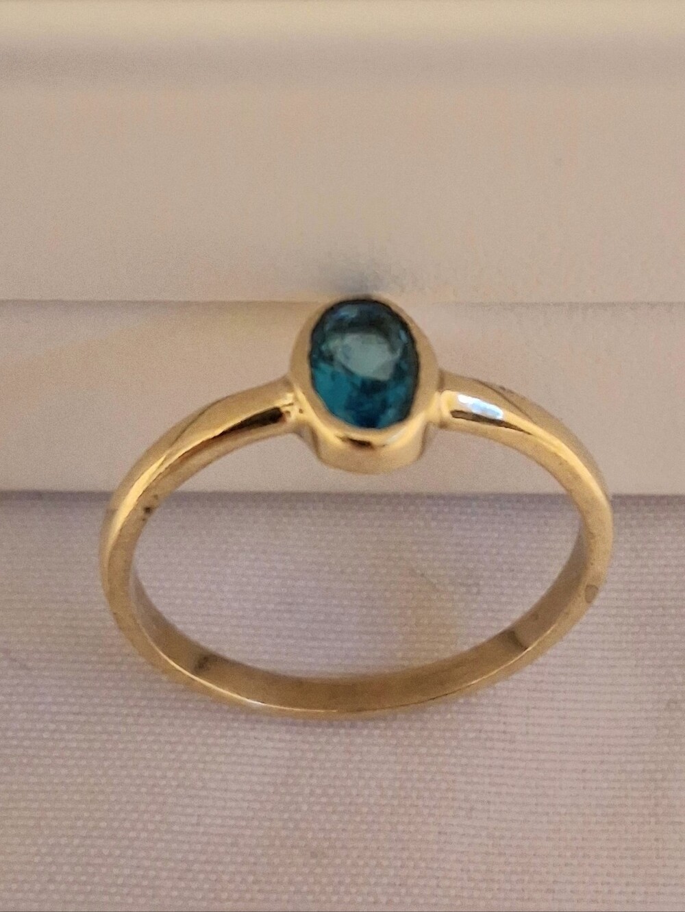 GOLD-TONE RING WITH TURQUOISE TEARDROP GEMSTONE